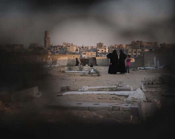 زندگی در گورستانهای غزه در میان مردگان جریان دارد + عکس زندگی در گورستانهای غزه در میان مردگان جریان دارد + عکس