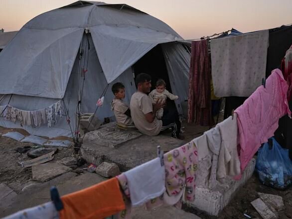 زندگی در گورستانهای غزه در میان مردگان جریان دارد + عکس زندگی در گورستانهای غزه در میان مردگان جریان دارد + عکس