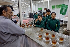 ویدئو | آیین نذر و همدلی نوجوانان چایخانه حضرت قاسم بن الحسن (ع) در عرصه میدان شهدای مشهد