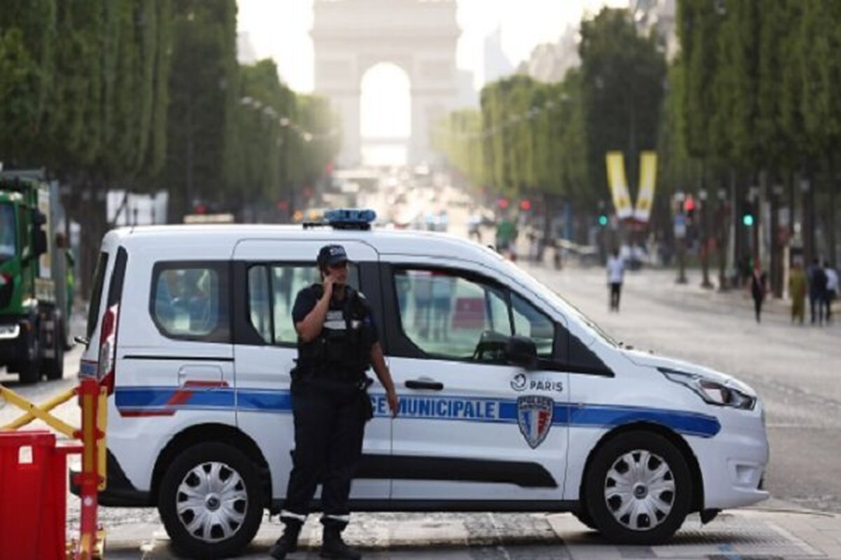 ۱۰ زخمی در پی ورود خودرو به میان جمعیت در فرانسه (۱۴ آبان ۱۴۰۴)