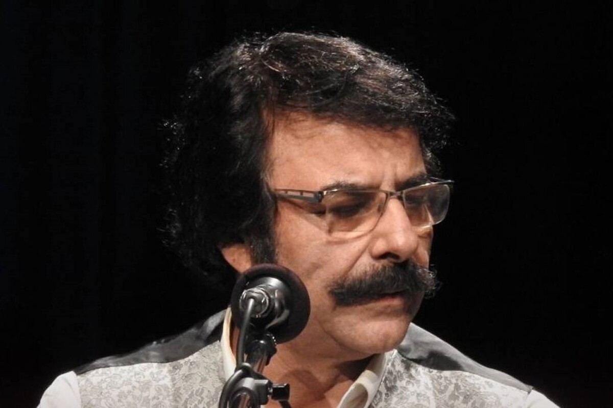 علیرضا افتخاری به سوگ مادرش نشست