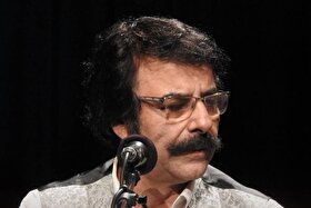 علیرضا افتخاری به سوگ مادرش نشست