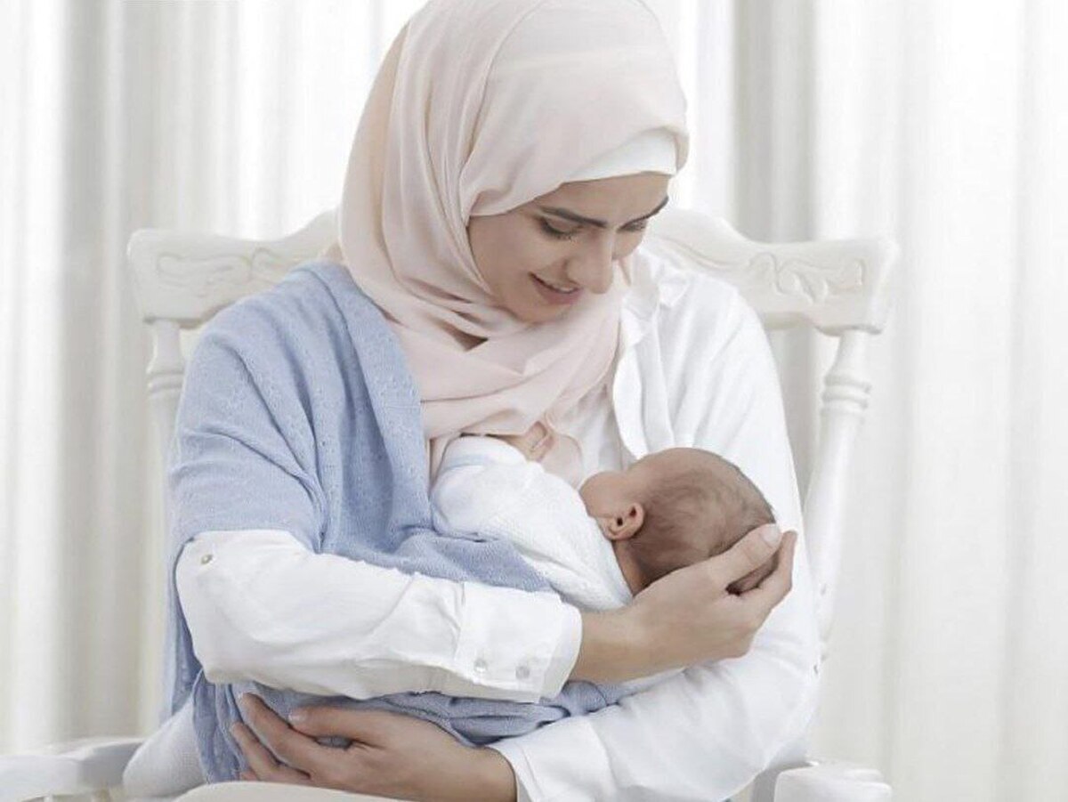 مطالعات نشان می‌دهند که شادی مادران به‌عنوان مهم‌ترین پیش‌بینی‌کننده ثبات خانواده و توانمندی فرزندان در بزرگسالی شناخته شده است. این تأثیر حتی از وضعیت تأهل، درآمد یا سبک تربیتی پدران نیز بیشتر است.