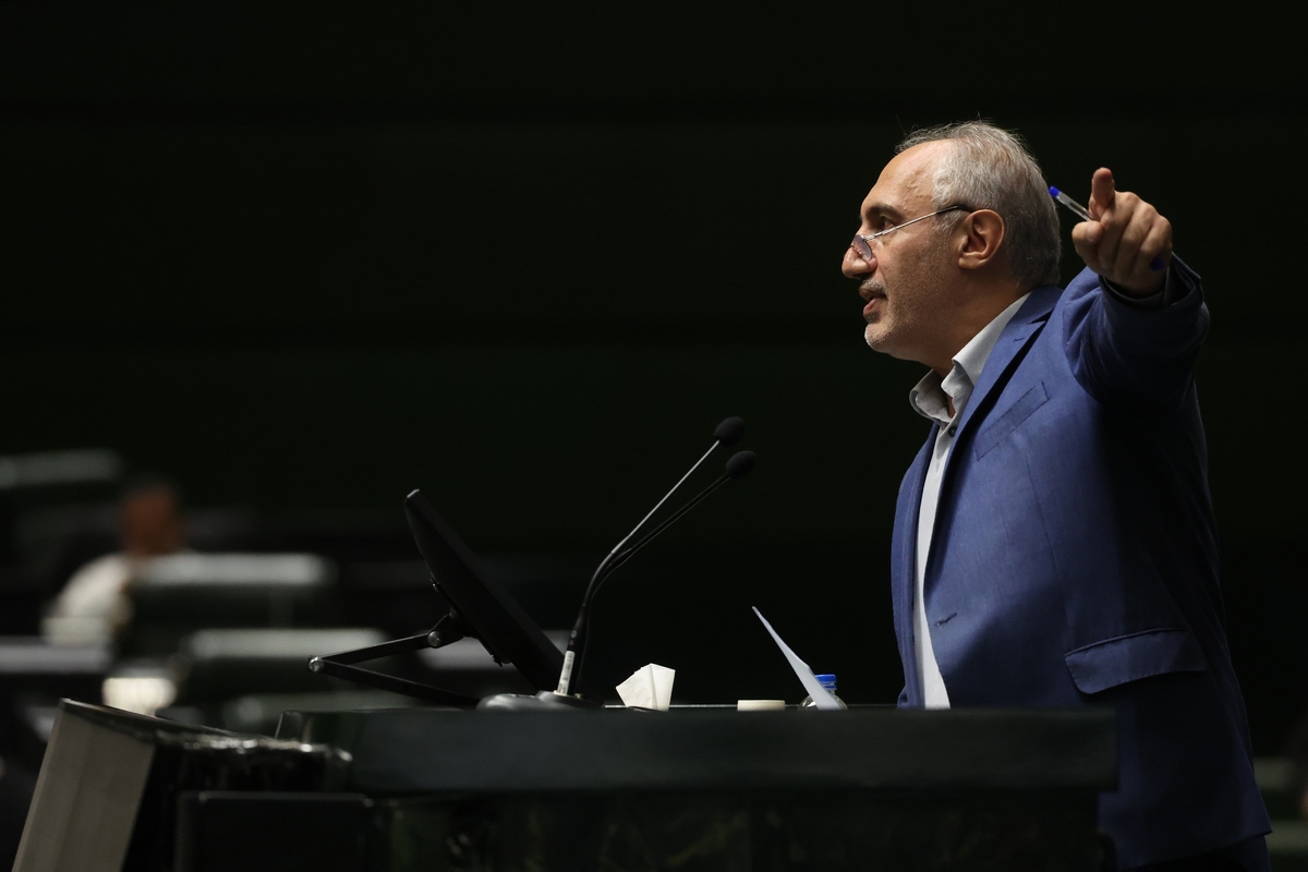 رئیس سازمان برنامه و بودجه: هرقدر بنزین وارد کنیم، از بودجه‌های حیاتی دیگر عقب می‌مانیم