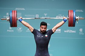 مدال نقره وزنه برداری بر گردن علیرضا معینی