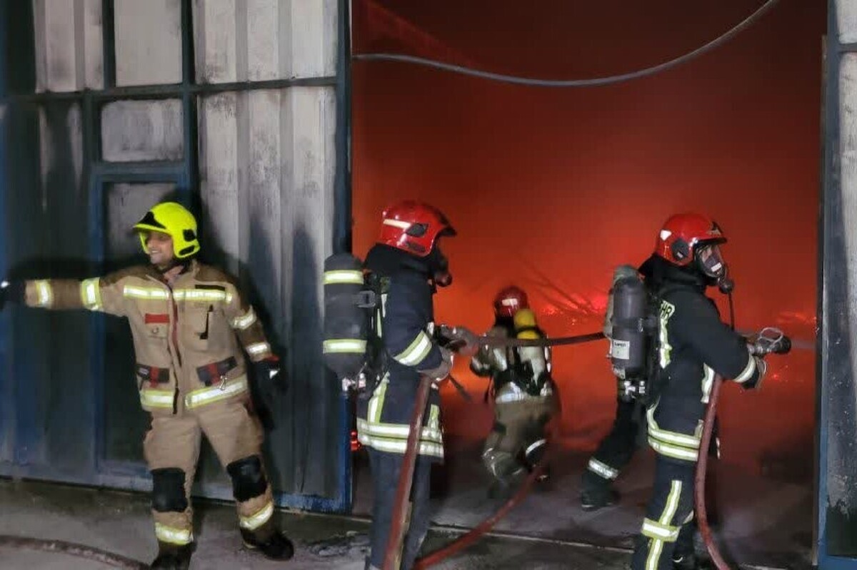 حریق گسترده در کارگاه تولید مبلمان در مشهد| ۷۰ آتش‌نشان در حال اطفاء هستند (۲۰ آبان ۱۴۰۴) + فیلم