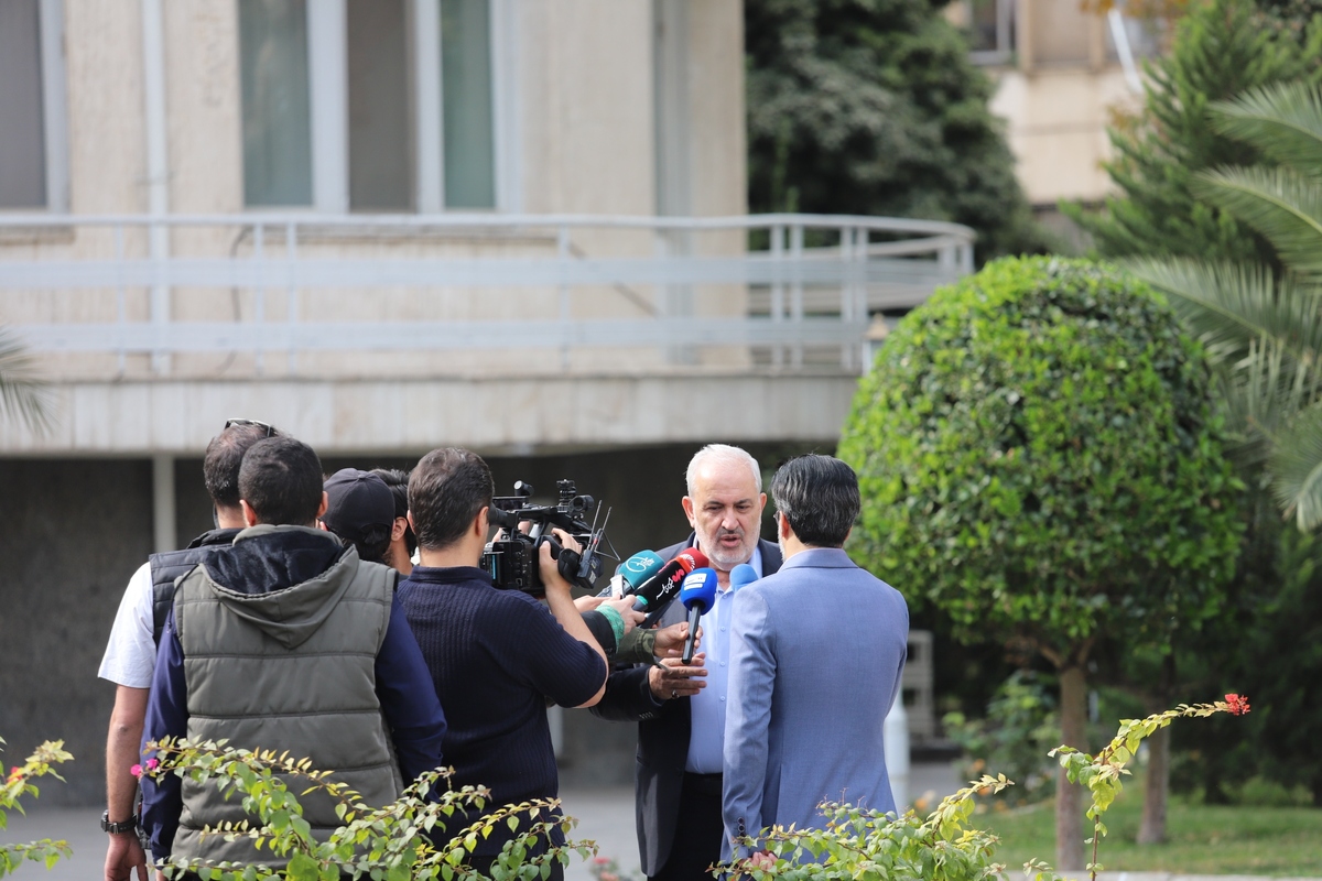 اعضای کابینه چهاردهم در حاشیه جلسه امروز هیئت وزیران، در حیاط دولت با حضور در جمع خبرنگاران به سؤالات آن‌ها پاسخ دادند.