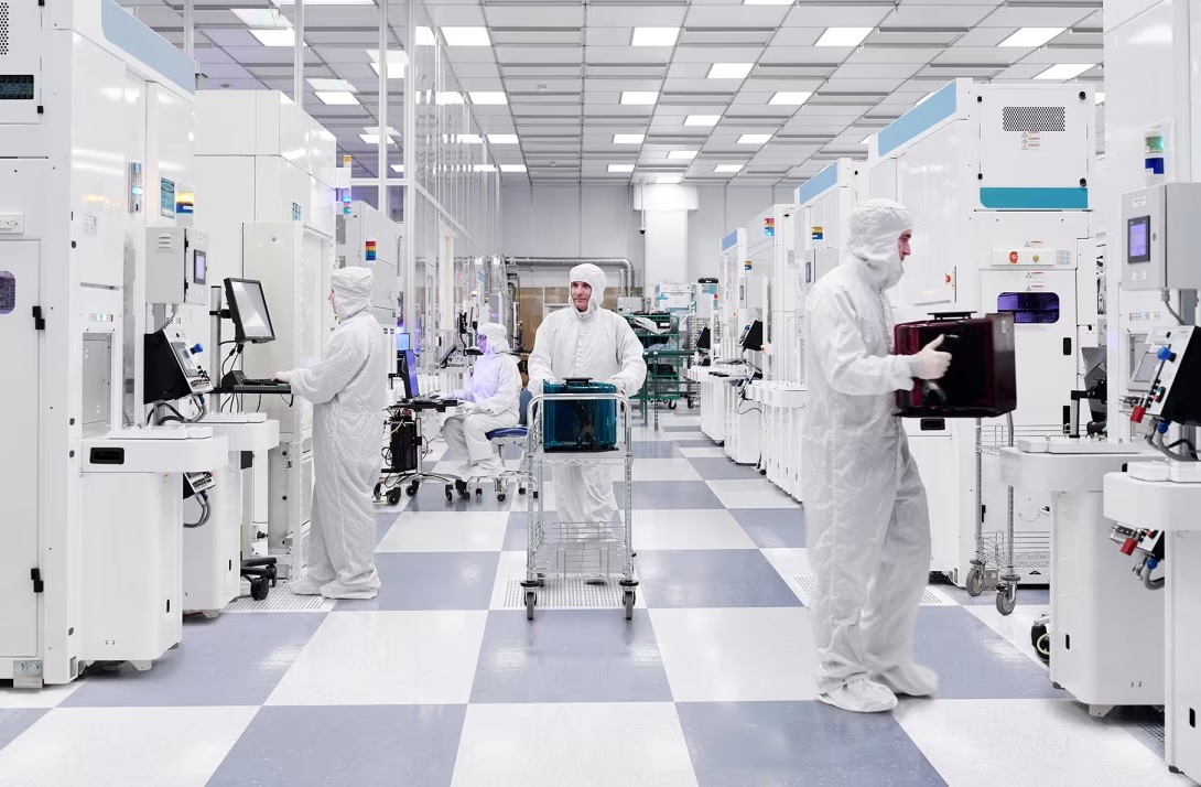 رایانش کوانتومی چیست و چگونه آینده علم و فناوری و داروسازی را تغییر میدهد؟ یک آزمایشگاه رایانش کوانتومی