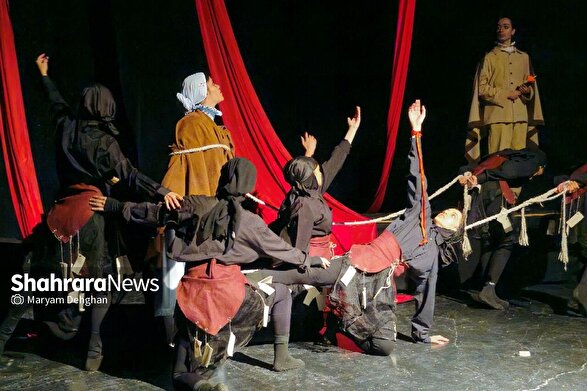 تئاتر «شاعر شهر» روی صحنه تئاتر مستقل مشهد | نمایشی مفهومی با بازی هنرجویان مشهدی + فیلم