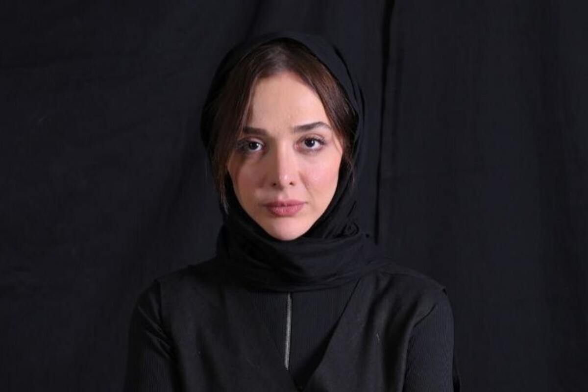 المیرا دهقانی در کنار فرهاد آئیش روی صحنه می‌رود