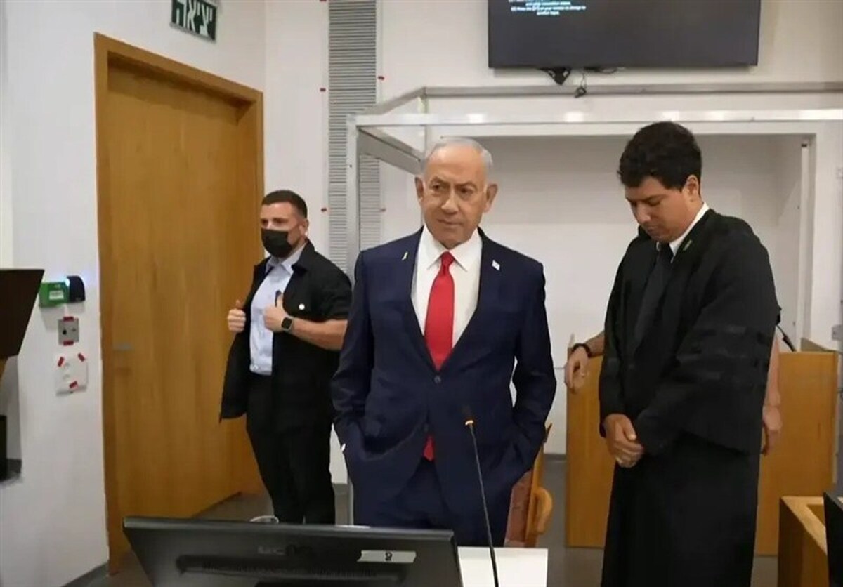 نخست وزیر رژیم صهیونیستی که در چند پرونده فساد در دادگاه محاکمه می‌شود، یکی از شهود اصلی دادگاهش را به داشتن رابطه غیر اخلاقی با رئیس سابق موساد متهم کرد.