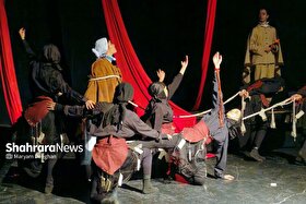 تئاتر «شاعر شهر» روی صحنه تئاتر مستقل مشهد | نمایشی مفهومی با بازی هنرجویان مشهدی + فیلم