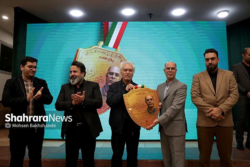 گزارش تصویری | آیین تجلیل از حسین نخعی شریف، اهدای پلاک افتخار و رونمایی از کتاب «تاریخ فوتبال مشهد»