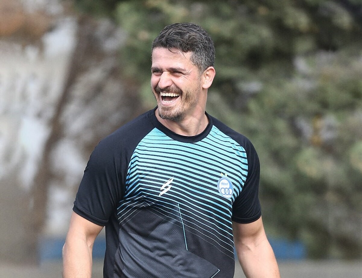 وریا در انتظار مجوز حضور روی نیمکت استقلال