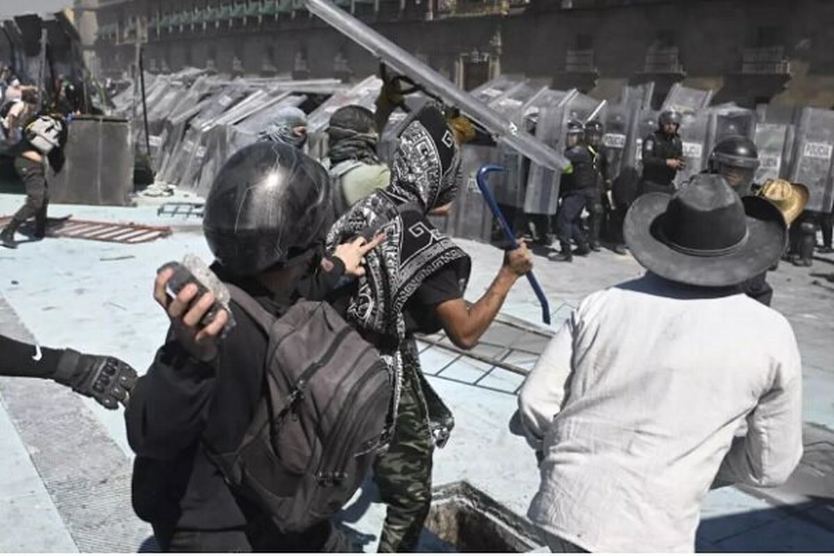 اعتراضات خونین در مکزیک ادامه دارد | ۲۰ معترض و ۱۰۰ پلیس زخمی شدند