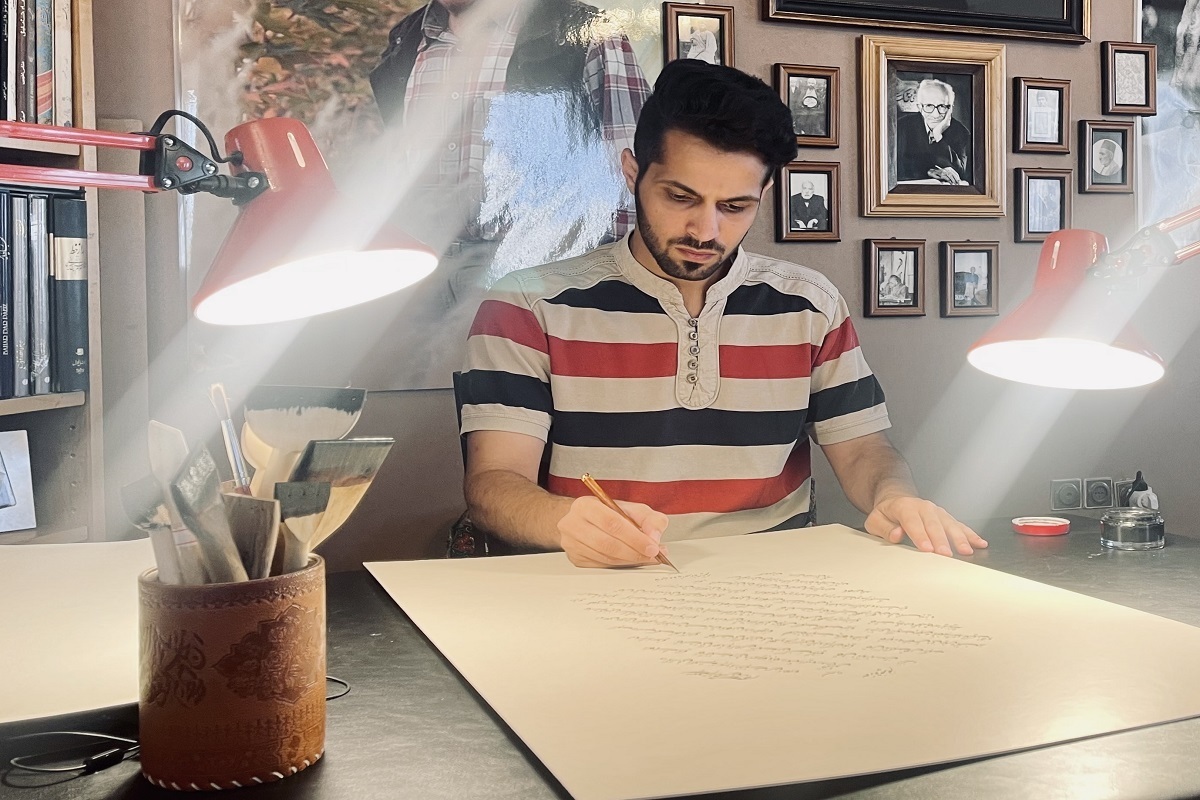 قرآن یک اثر هنری است | مسیر هنری خوشنویس جوان مشهدی، از یک علاقه کودکانه تا موفقیت در جشنواره‌های ملی قرآنی