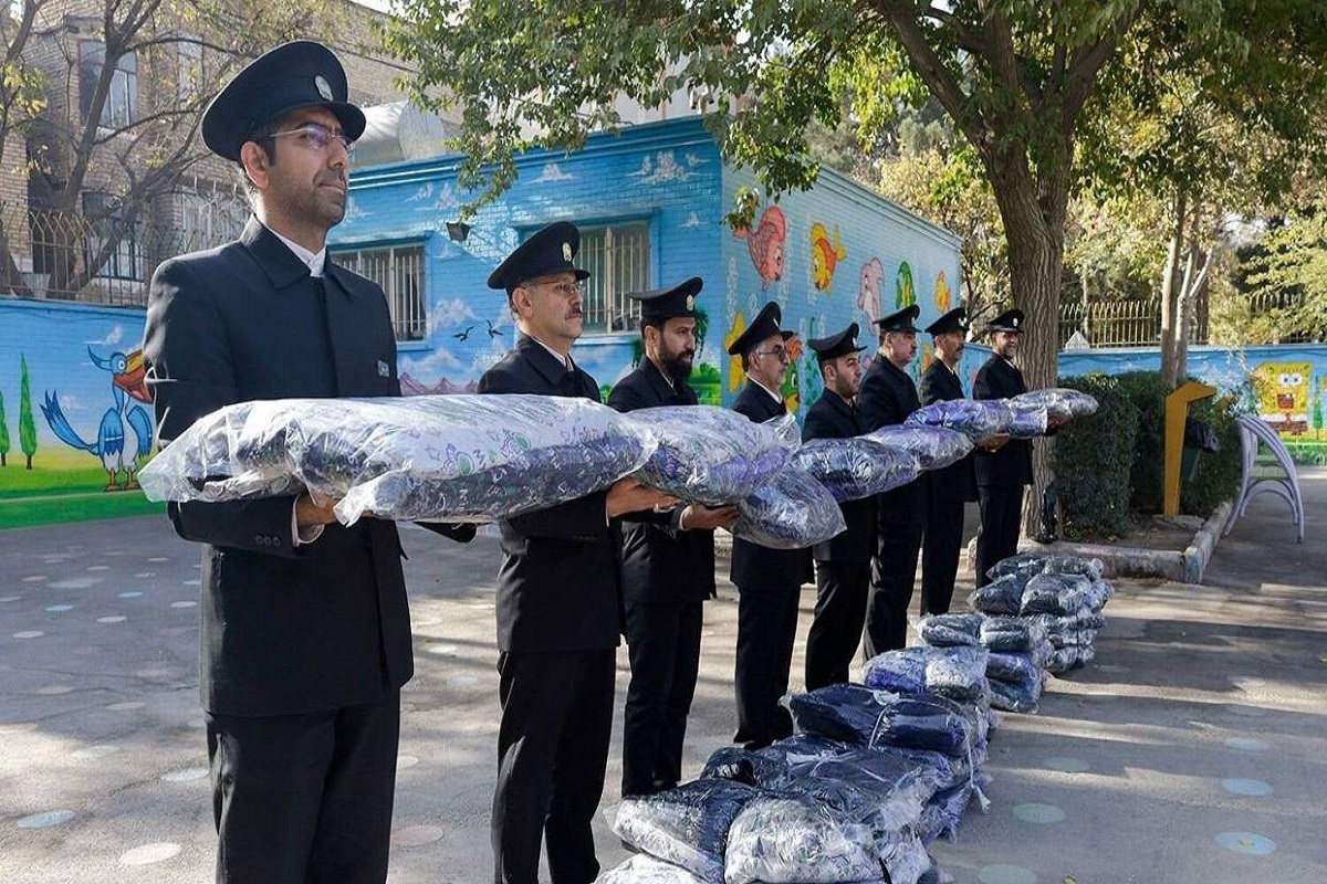 توزیع پوشاک و ملزومات زمستانی میان دانش‌آموزان مدارس کم‌برخوردار مشهد