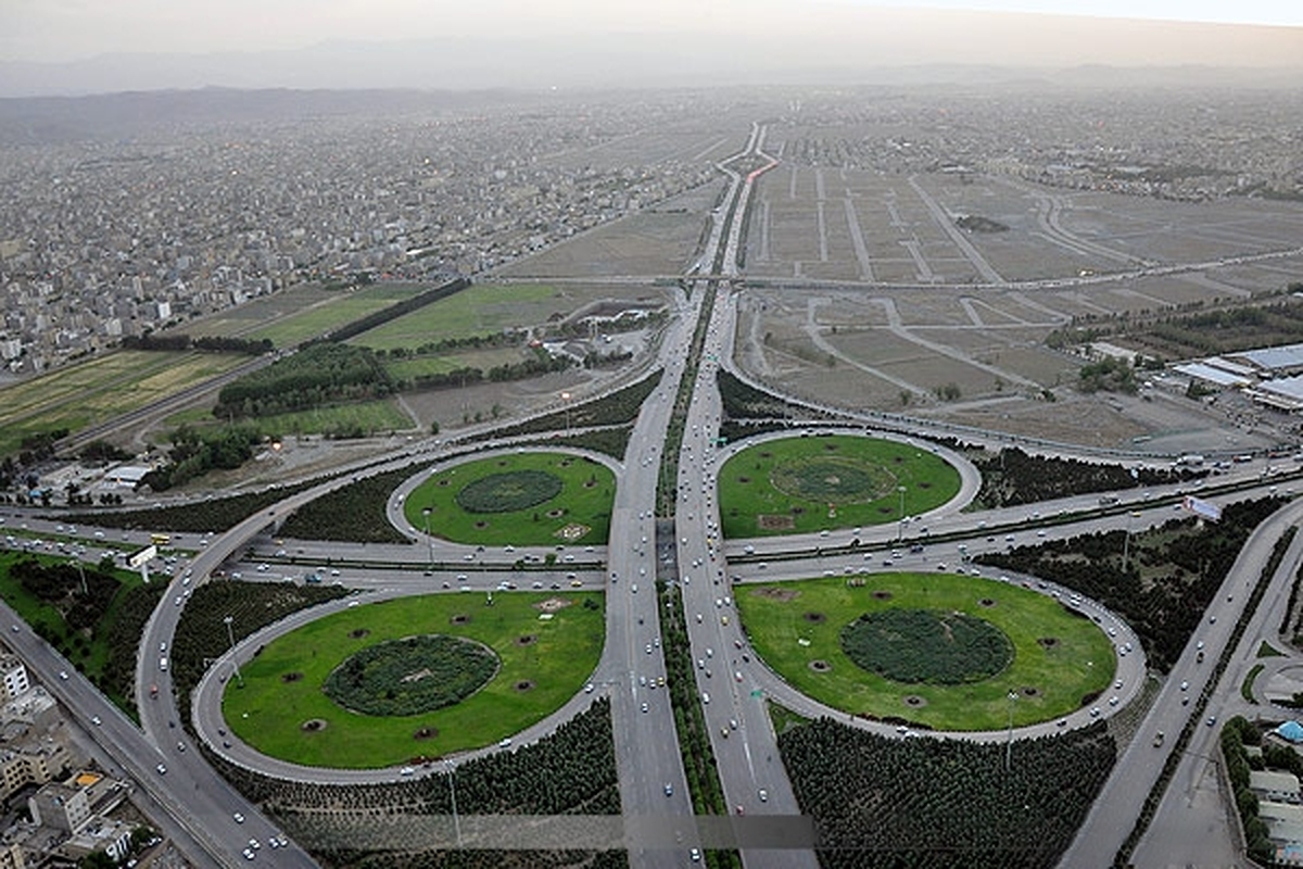 مدیرکل بنیاد مسکن انقلاب اسلامی خراسان رضوی گفت: حدود یک میلیون و ۶۰۰ نفر در حاشیه شهر زندگی می‌کنند و حاشیه شهر مشهد در ساخت و ساز و حوادث ایمن نیست.