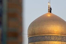 تعویض پرچم گنبد منور رضوی در آستانه شهادت حضرت زهرا (س) + فیلم و عکس