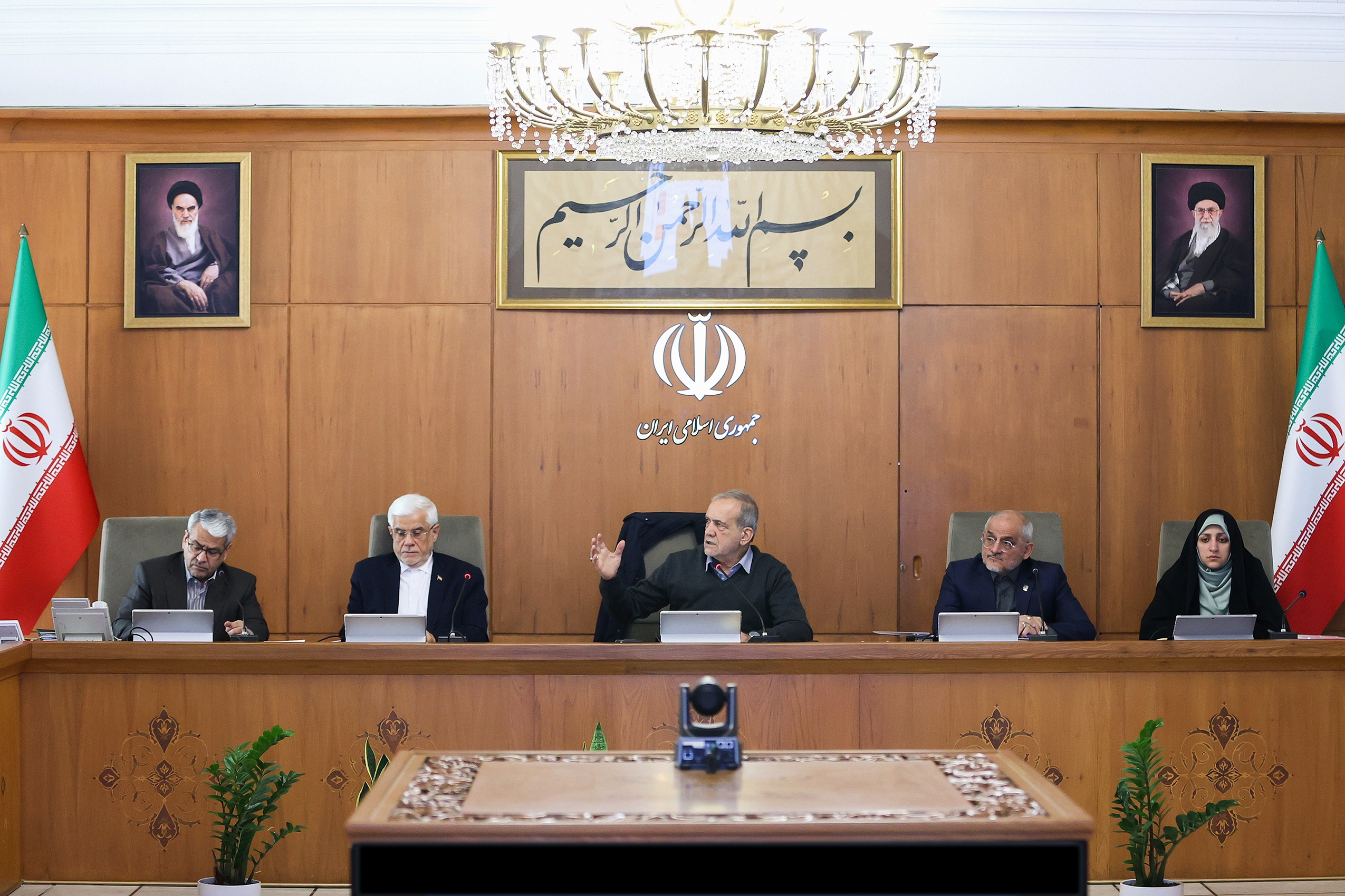 رئیس جمهور در جلسه هیئت دولت: مبنای دریافت حقوق، پست و مقام نیست