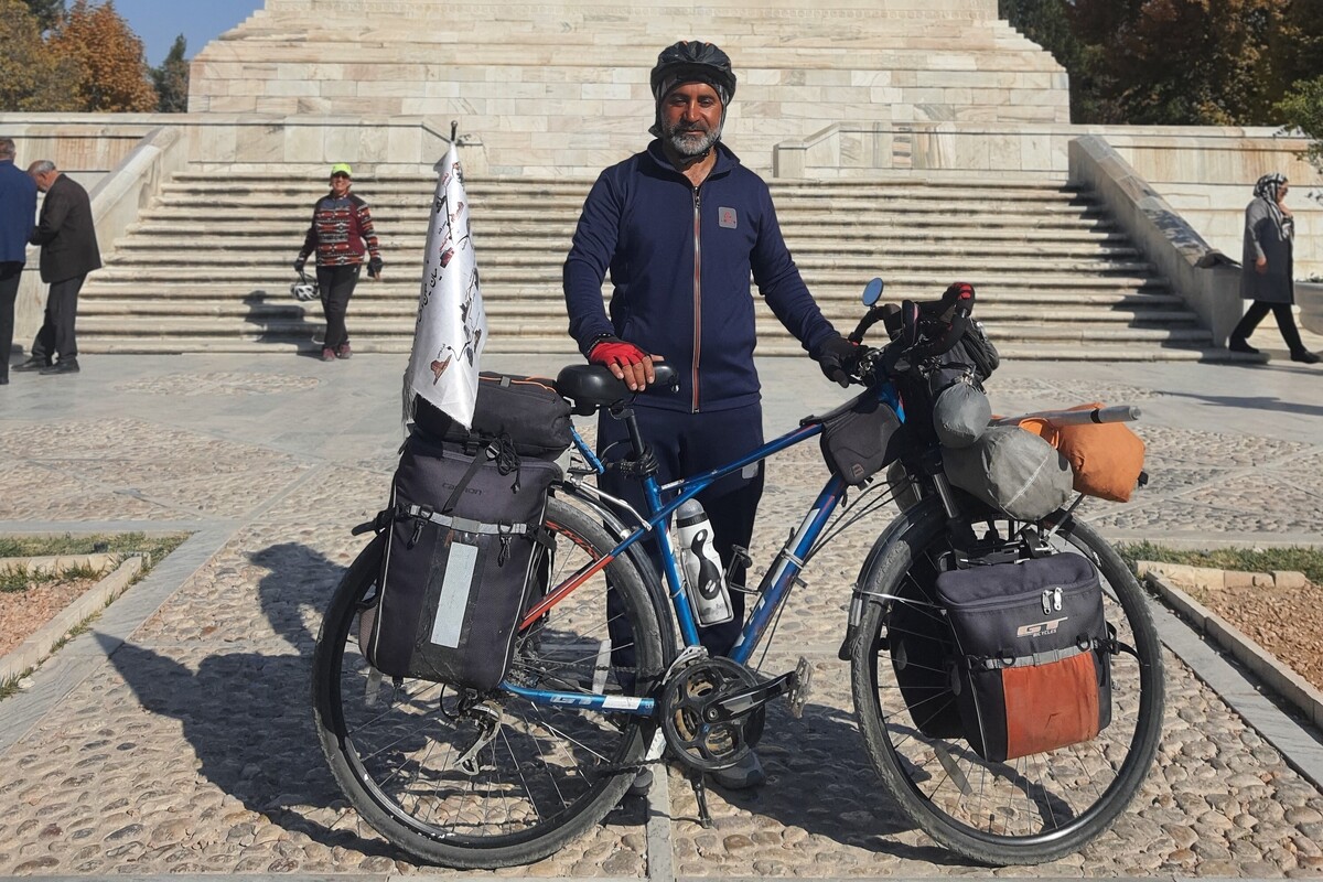 آرامگاه فردوسی مقصد نهایی دوچرخه‌سواری که «راه خراسان» را رکاب زد