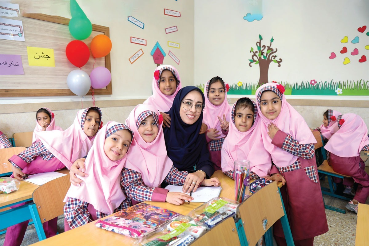 درباره شکاف نسلی در کلاس درس که آموزش را با چالش مواجه می کند  | نسل Z پای درس معلمان نسل قبل