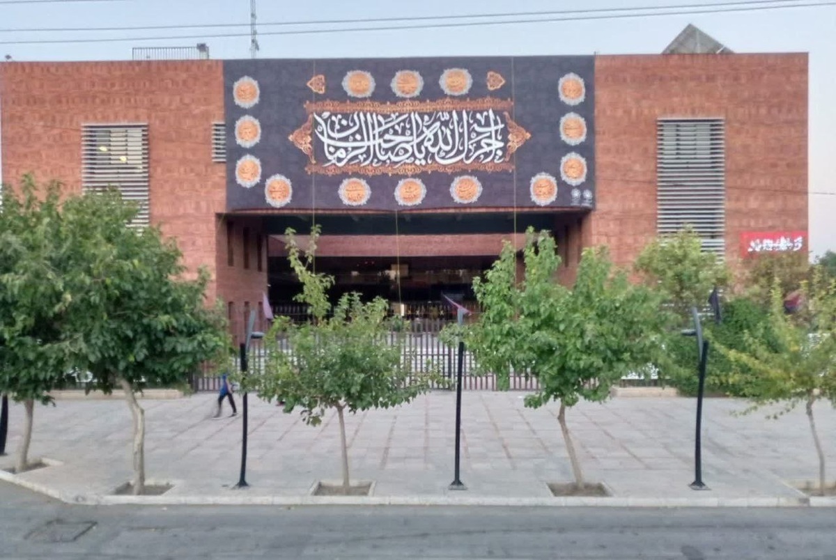 مشهد یکپارچه در سوگ مادر سادات | چادرت را بتکان روزی ما را بفرست