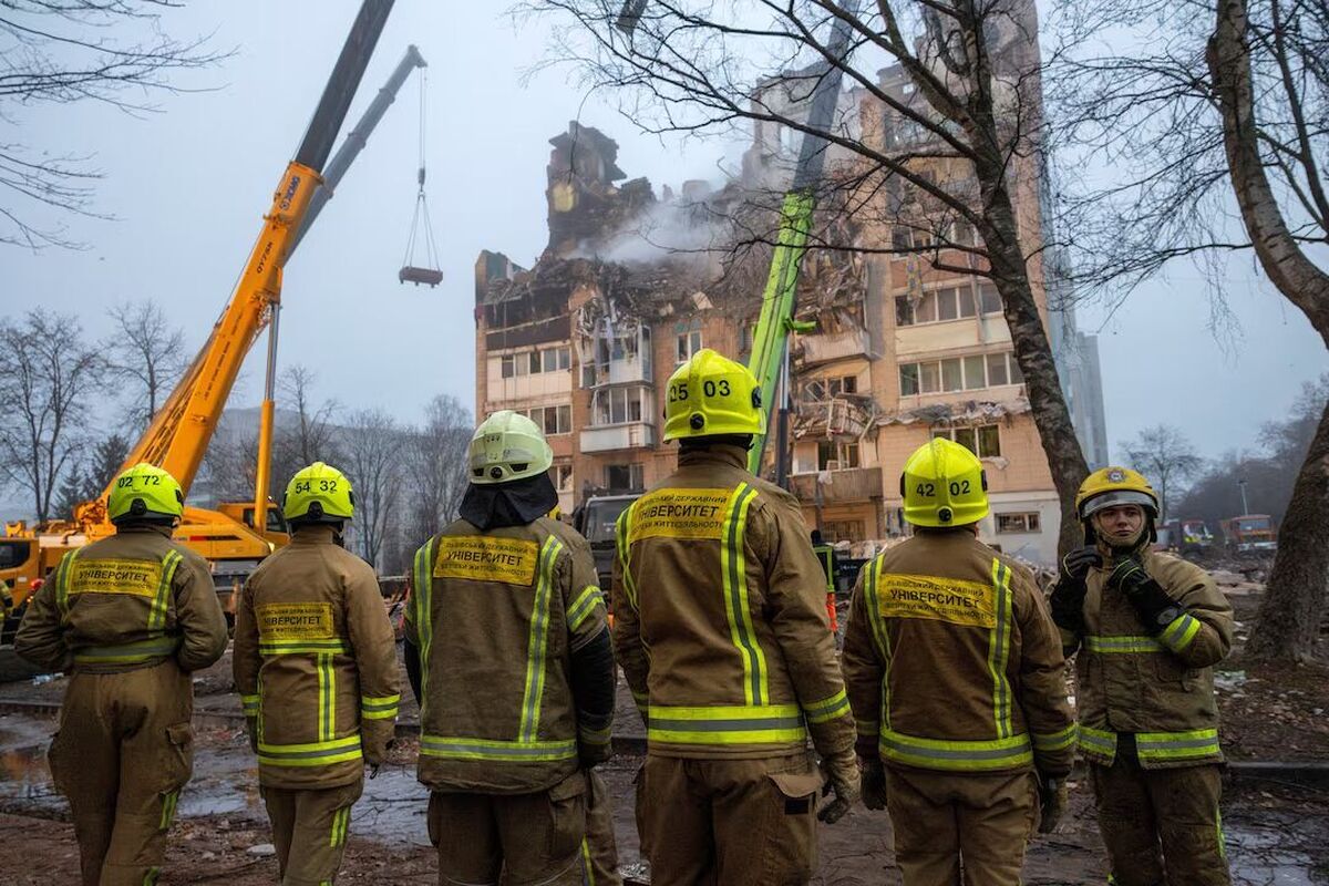 ادعای زلنسکی: حمله روسیه به غرب اوکراین ۲۶ کشته و ۲۲ مفقود برجای گذاشت