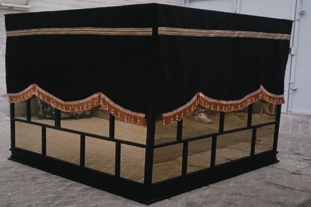 رونمایی از قرآن طراحی شده به شکل کعبه در مشهد
