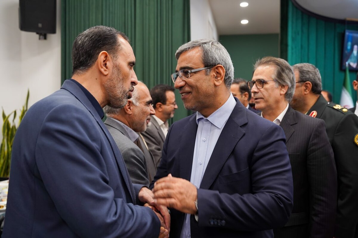 آیین تجلیل از قهرمانان تأمین امنیت و فرماندهان، افسران و کارکنان ردههای مختلف نظامی، انتظامی و امنیتی خراسان رضوی، عصر امروز با حضور استاندار خراسان رضوی، فرمانده انتظامی استان، شهردار مشهد مقدس و جمعی از فرماندهان ارتش، سپاه و نیروی انتظامی خراسان رضوی برگزار شد.