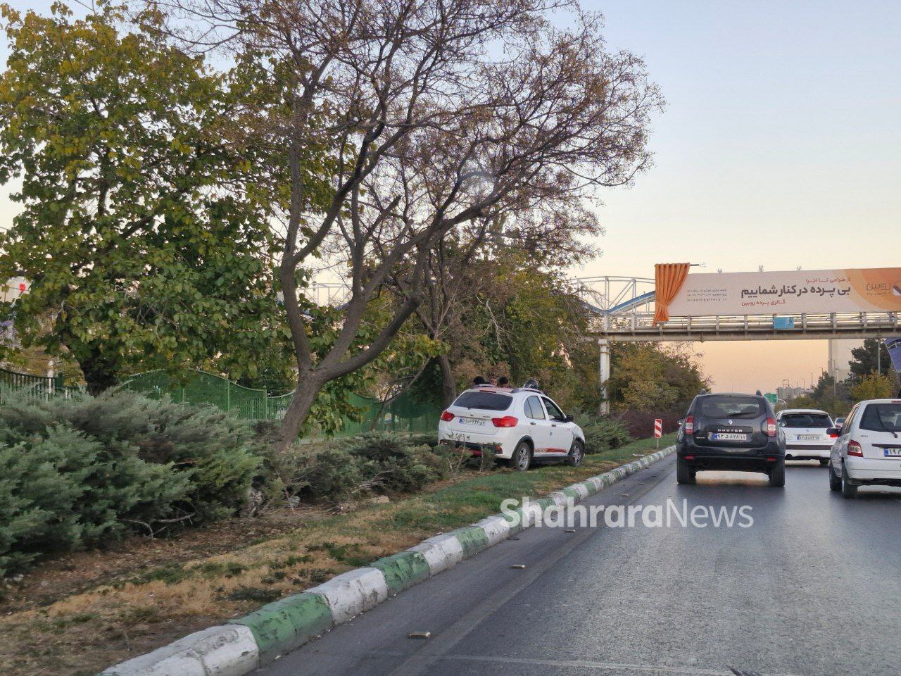 انحراف خودرو در بولوار وکیل‌آباد مشهد + عکس