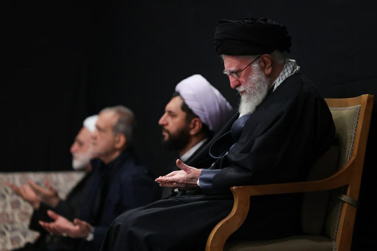 حضور رهبر معظم انقلاب در  اولین شب مراسم عزاداری ایام شهادت حضرت فاطمةالزهرا سلام‌الله‌علیها+ فیلم