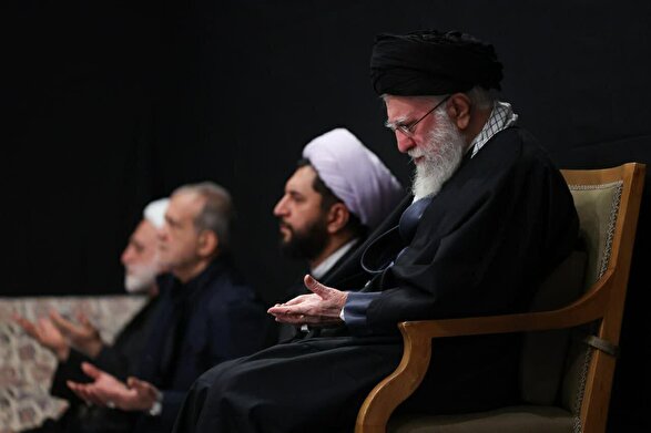 حضور رهبر معظم انقلاب در اولین شب مراسم عزاداری ایام شهادت حضرت فاطمةالزهرا سلام‌الله‌علیها