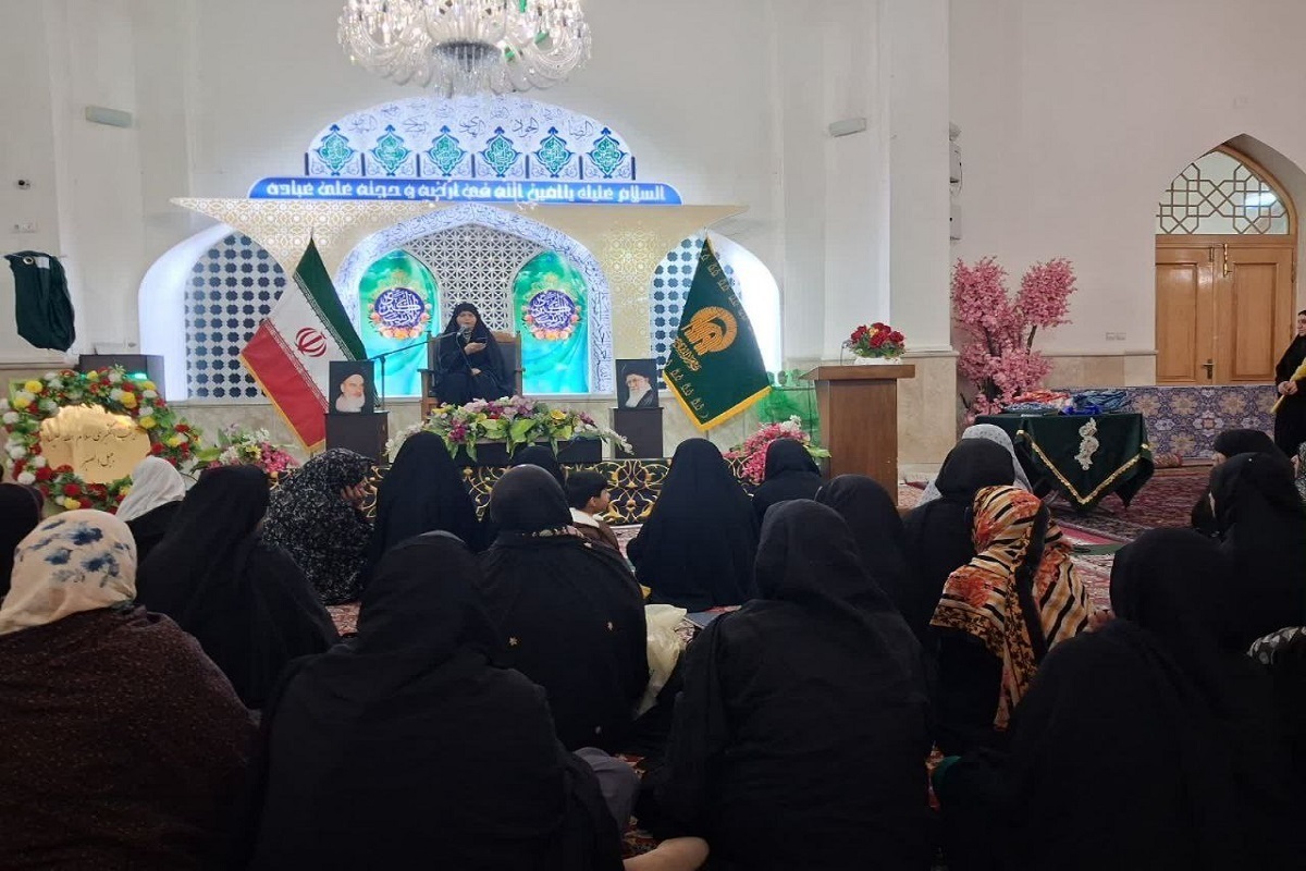 به مناسبت سالروز میلاد باسعادت حضرت زینب (س)، امروز (۶ آبان ۱۴۰۴) ویژهبرنامهای با عنوان «عقیله بنیهاشم» با حضور بانوان اردوزبان زائر و مجاور، در رواق غدیر حرم مطهر رضوی برگزار شد.