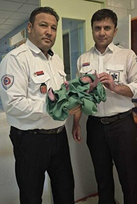 مأموریت موفق اورژانس ۱۱۵ فریمان در تسهیل زایمان مادر باردار داخل آمبولانس (۷ آبان ۱۴۰۴)