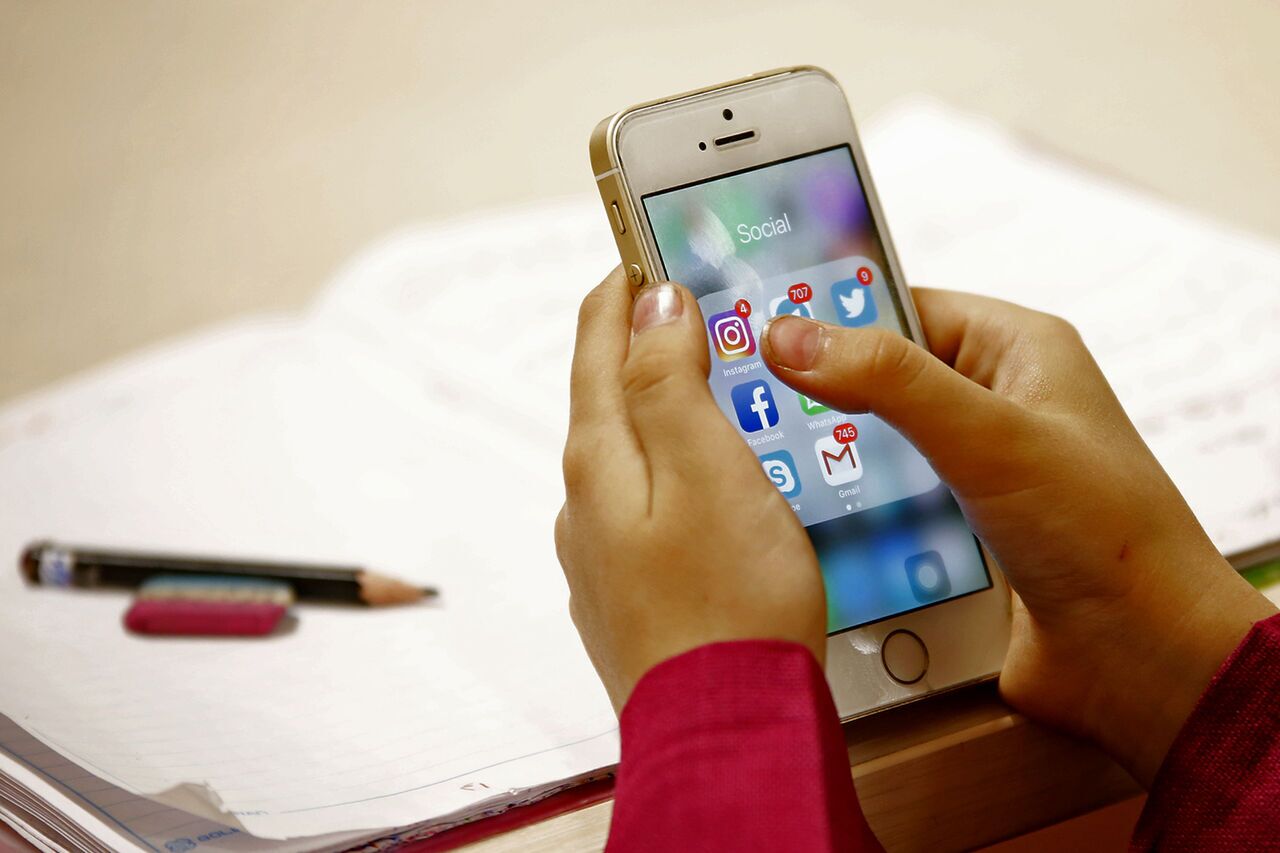 نقش والدین در استفاده صحیح فرزندان از گوشیهای همراه چیست؟ | نشانههای اعتیاد به اینترنت در نوجوانان + راهکارها نقش والدین در استفاده صحیح فرزندان از گوشیهای همراه چیست؟ | نشانههای اعتیاد به اینترنت در نوجوانان + راهکارها