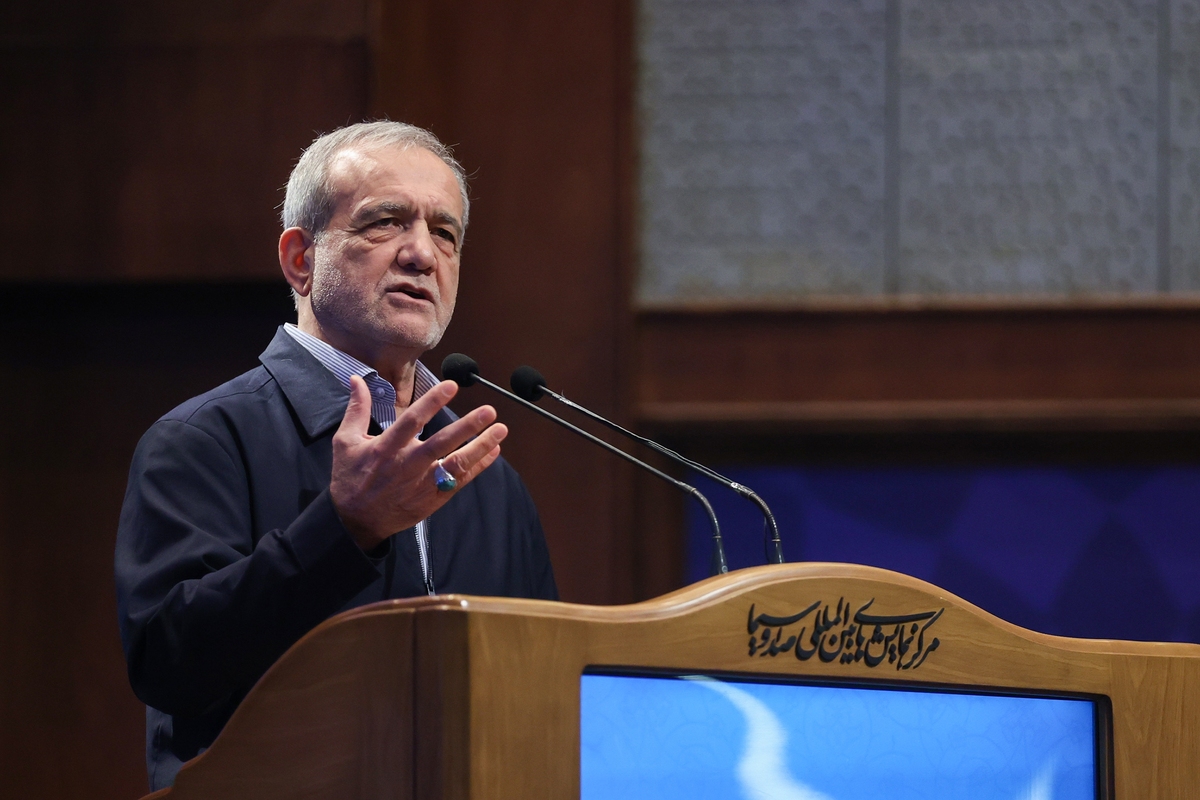 رئیس جمهور با قدردانی از تلاش‌های کادر درمانی و به ویژه پرستاران گفت: ما قدر شما را می‌دانیم و می‌فهمیم که چگونه در حال تلاش هستید تا سلامت جامعه حفظ شود و برای بهبود وضعیت شما تلاش می‌کنیم، اما جبران شایسته تلاش‌های شما، نیاز به اصلاح ساختارها دارد که با تمام توان برای تحقق آن در حال تلاش هستیم.