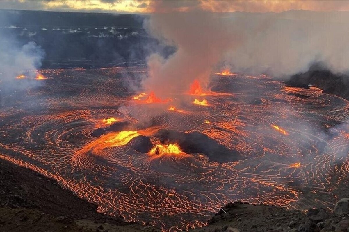 ویدئویی از فوران آتشفشان کیلاوئا در هاوایی که گدازه ها تا ارتفاع ۱۵۰۰ فوت به آسمان پرتاب میشوند را مشاهده میکنید.