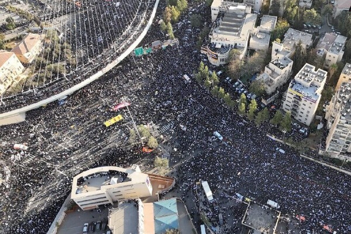 تظاهرات گسترده حریدیها در قدس با شعار سربازی نمیرویم | پرچم اسرائیل در آتش + فیلم و عکس (۸ آبان ۱۴۰۴)