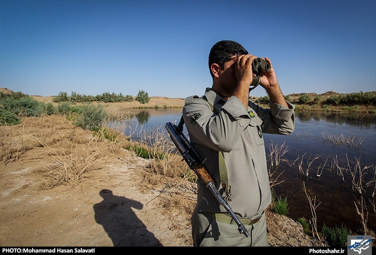 در حالیکه هر محیطبان در ایران مسئول حفاظت از ۳۰ هزار هکتار از طبیعت کشور است، معاون رئیسجمهور شینا انصاری میگوید که بیش از ۵۰ درصد پستهای محیطبانی هنوز خالیاند.