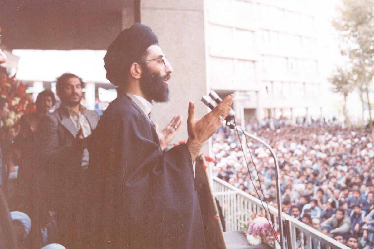 آبان ۵۷ در تقویم تاریخ مشهد یک برگ زرین از دفتر پیروزی انقلاب است، یک بیمارستان، به مرکز تجمعات ۲۰ هزار نفری تبدیل شد. حمایت مراجع و پیوستن فرهنگیان، اعتصاب را به نقطهای رساند که گاز اشکآور مأموران امنیتی دیگر اثری نداشت.