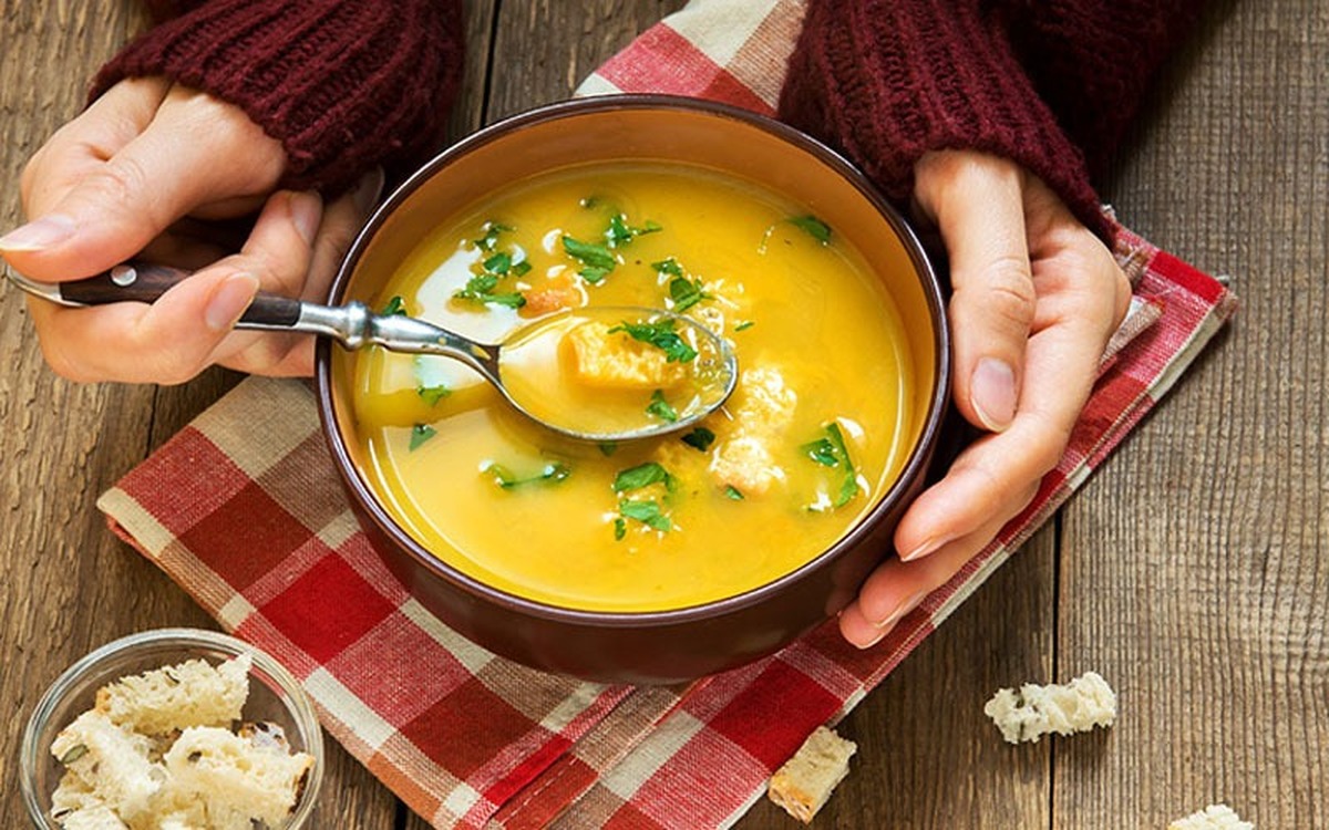 پژوهش‌های جدید نشان می‌دهد زمان غذا خوردن در زمستان می‌تواند بر متابولیسم، خلق‌وخو و کیفیت خواب تأثیر بگذارد. متخصصان پیشنهاد می‌کنند شام را زودتر و حداقل دو تا سه ساعت قبل از خواب مصرف کنیم.