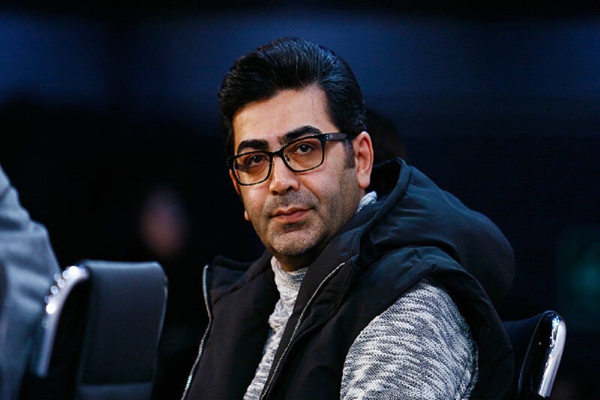 فرزاد حسنی روی صحنه تئاتر می‌رود