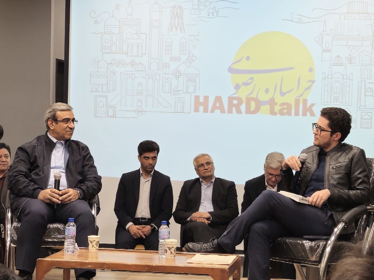 گفتگوی داغ و چالشی جوانان مشهدی با استاندار خراسان رضوی | از اشتغال جوانان تا نبود عدالت آموزشی، مازوت‌سوزی نیروگاه‌ها و رسیدگی به کشف‌رود 