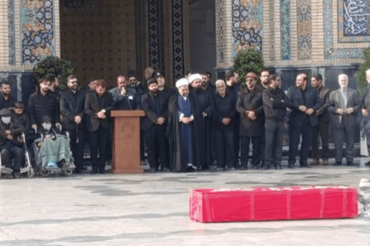 تشییع پیکر «محمدسبحان سقاب‌اصفهانی، فرزند معاون رئیس‌جمهور، در حرم امام‌رضا(ع) (۱۵ آذر ۱۴۰۴)