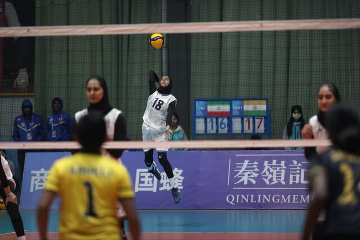 آغاز رقابت‌های والیبال قهرمانی دانش‌آموزان جهان از امروز (۱۵ آذر ۱۴۰۴) | تیم دختران ایران موفق به شکست تیم هند شد