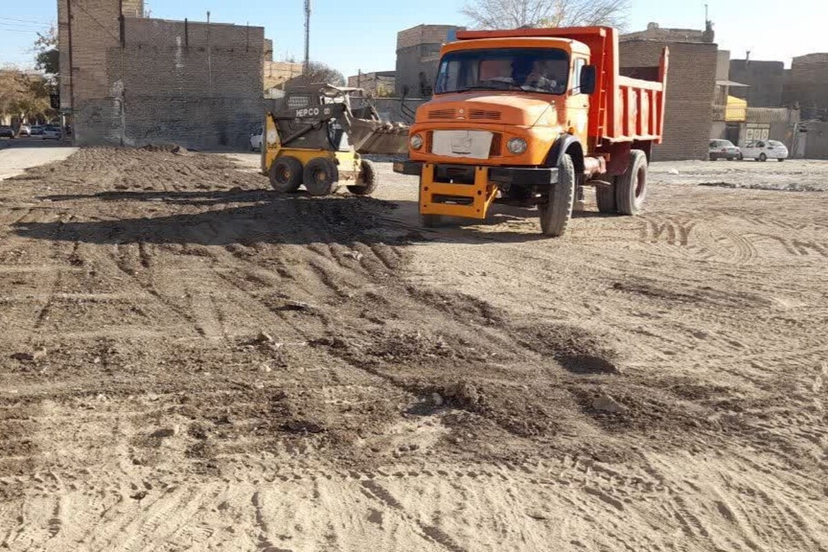 جمع‌آوری ۳۰۰ تن خاک و نخاله ساختمانی از پهنه سیدی مشهد