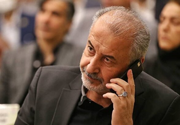 خریدهای درویش روی نیمکت یا سکو