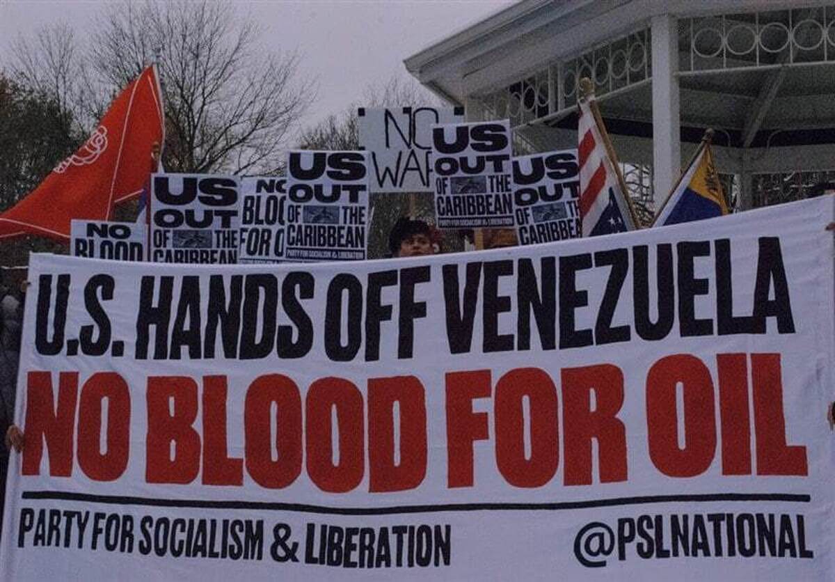 همزمان با تشدید تقویت نظامی ایالات متحده در کارائیب، معترضان به اقدام نظامی آمریکا علیه ونزوئلا در این منطقه تجمعی را مقابل کاخ سفید برگزار کردند.