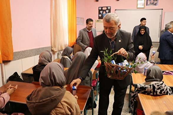 توزیع منظم شیر در مدارس خراسان رضوی آغاز شد (سه‌شنبه، ۱۸ آذر ۱۴۰۴) | ۴۰ نوبت شیر برای ۸۰۰ هزار دانش‌آموز